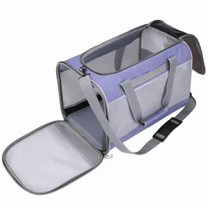 Vista detallada de un bolso transportador para gatos de malla transpirable con cremallera