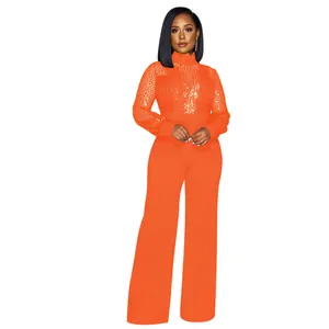 Mono naranja vibrante con lentejuelas, cuello alto y pernera ancha para fiestas de mujer
