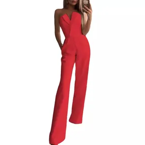Eleganter roter schulterfreier Jumpsuit mit weitem Bein und V-Ausschnitt für Damen.