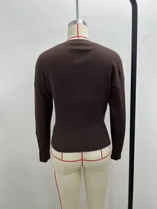 Rückansicht eines schmal geschnittenen, braunen Strick-Cardigans auf einer Schaufensterpuppe