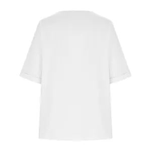 Vista posteriore di un top casual bianco in cotone e lino per donna dal design minimalista