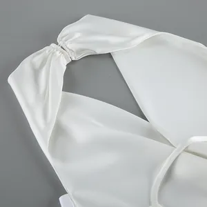 Λεπτομέρεια λευκού σατέν halter top με κούμπωμα με κουμπί και πτυχωτή λαιμόκοψη.