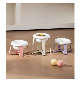 Set di tre ciotole in ceramica per animali con supporti in ferro colorati su parquet