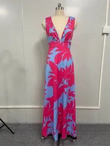 Détail d'une robe longue à imprimé fleuri avec décolleté en V profond et sans manches.