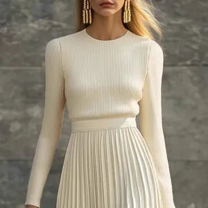 Elegante vestido largo crema de manga larga con top de punto acanalado y falda de satén plisada
