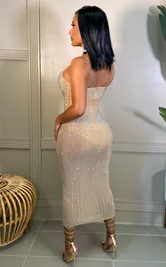 Dettaglio di un sexy abito in rete con motivi di strass e spalline sottili.