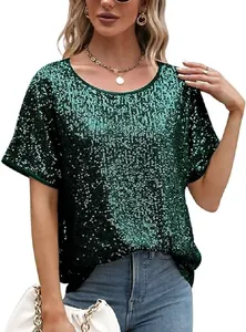 Détail d'un haut scintillant à paillettes vert émeraude et manches courtes pour femme