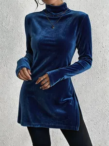Nahaufnahme eines blauen Samt-Rollkragenpullovers mit modischem Seitenschlitz-Design