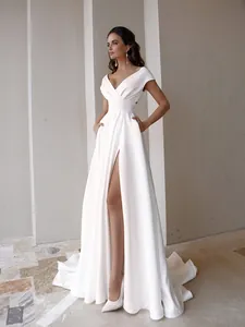 Elegante vestido de novia blanco largo con escote en V, abertura alta y diseño sin mangas