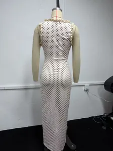 Détail de la vue arrière d'une robe longue sans manches à pois et avec volants