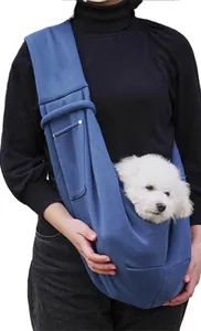Bolso bandolera azul de poliéster para mascotas con bolsillo, usado por una persona