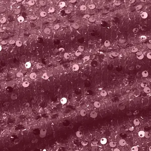 Detaillierte Nahaufnahme der glitzernden runden Pailletten auf burgunderfarbenem Netzstoff