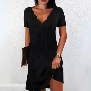 Elegante abito nero a maniche corte caratterizzato da uno scollo a V smerlato chic.
