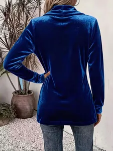 Vista posteriore di un elegante top in velluto blu a maniche lunghe, texture di qualità.