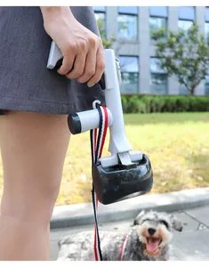 Ramasse-crottes pour chien avec distributeur de sacs et dragonne de transport