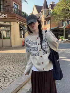 Vue détaillée d'un cardigan en maille jacquard Fair Isle avec boutons vintage