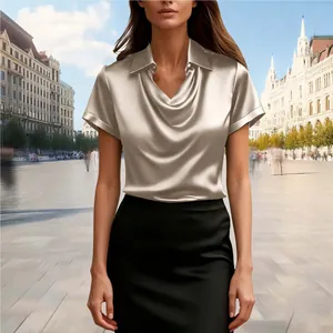 Detailansicht der champagnerfarbenen Satinbluse mit elegantem Wasserfallausschnitt