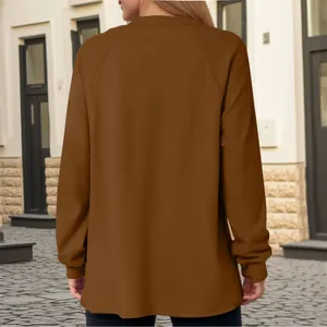Gedetailleerd achteraanzicht van een stijlvol bruin dames sweatshirt met ronde halslijn.