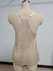 Vista posteriore dettagliata di un top con paillettes dorate su un manichino sartoriale.