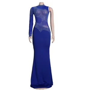 Elegante vestido de noche azul real con aberturas de malla de diamantes y un hombro.