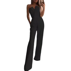 Eleganter schwarzer trägerloser Jumpsuit mit V-Ausschnitt und weitem Bein für Damen.