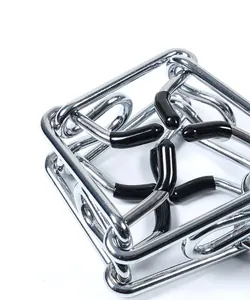 Primer plano detallado de un collar de metal para entrenamiento de perros con puntas