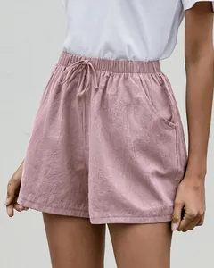 Vista detallada de los pantalones cortos de lino rosa con cordón ajustable para el verano