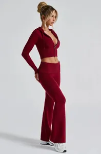 Vista laterale in studio di un set top con cappuccio in maglia bordeaux e pantaloni a zampa
