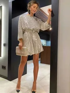 Robe de cocktail élégante à paillettes argentées avec ceinture et manches longues pour fête