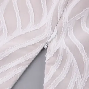 Detailaufnahme des verdeckten Reißverschlusses und des Jacquard-Stoffs am Kleid.