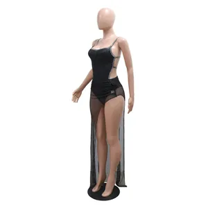 Vue détaillée d'un body noir brillant avec une jupe en tulle transparent à fente haute