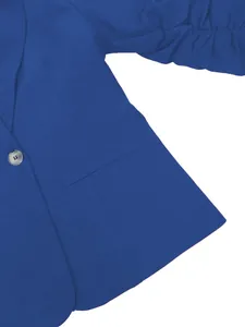Gros plan d'une veste blazer bleue pour femme montrant les détails de la poche et des manches