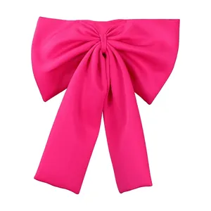 Vista dettagliata di un grande fiocco in tessuto rosa acceso per top eleganti da donna.