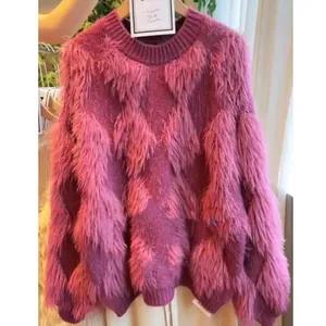 Primo piano del maglione in finta pelliccia di visone rosa con trama a maglia fitta