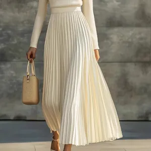 Elegante vestido largo de punto plisado color crema con mangas largas y textura