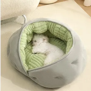 Cama para mascotas semicerrada cálida con exterior de felpa gris y forro verde