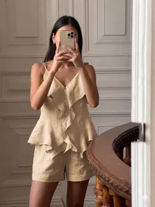 Détail d'un ensemble beige en coton avec caraco à volants et short assorti pour femme