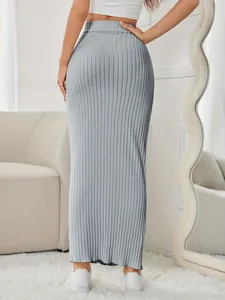 Elegant grey ribbed maxi skirt with high waist and slim fit for a chic French look