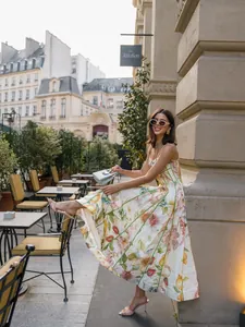 Französisches Vintage-Maxikleid mit Blumenmuster in einem eleganten Straßencafé