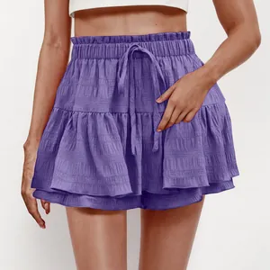 Vista ravvicinata della gonna-pantalone viola con volant e una coulisse elastica.