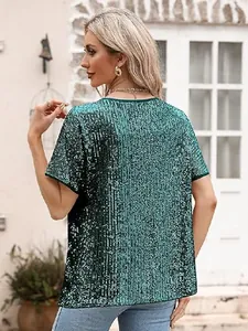 Vue arrière d'un haut à paillettes vert à manches courtes pour femme, style décontracté.