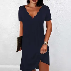 Elegante abito blu scuro a maniche corte con scollo a V smerlato per donna stile moderno