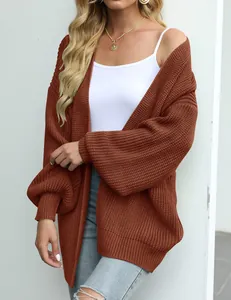 Detailweergave van herfstgebreid vest met lantaarnmouwen in de kleur terracotta