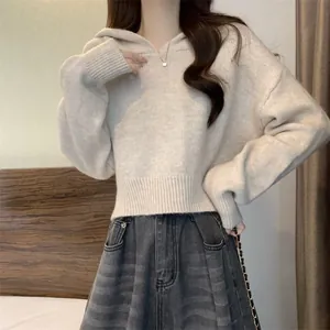 Vue détaillée d'un pull à capuche en maille beige très doux pour femme, coupe ample
