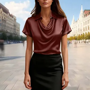 Detailansicht einer braunen Damen-Satinbluse mit Wasserfallausschnitt und Revers