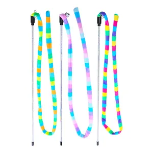 Lot de trois baguettes à chat à rayures arc-en-ciel avec clochettes pour le jeu actif