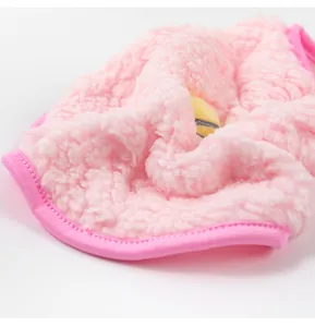 Nahaufnahme der weichen, rosa Teddy-Fleece-Haustierbekleidung mit warmer Textur.