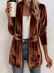 Dettaglio ravvicinato di un cardigan in velluto marrone con eleganti bottoni dorati decorativi