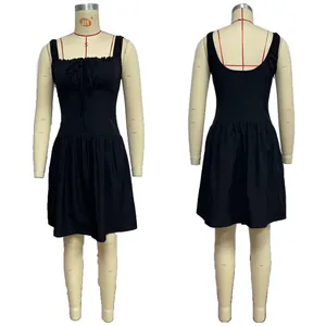 Vue avant et arrière de la robe évasée noire sans manches avec décolleté à volants