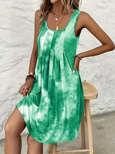 Détail d'une robe d'été élégante sans manches avec imprimé tie-dye vert et blanc